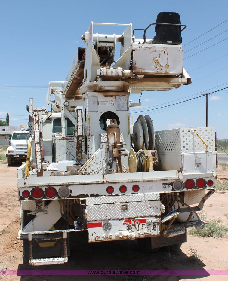 image for item L4289 2002 International 4800 digger derrick truck