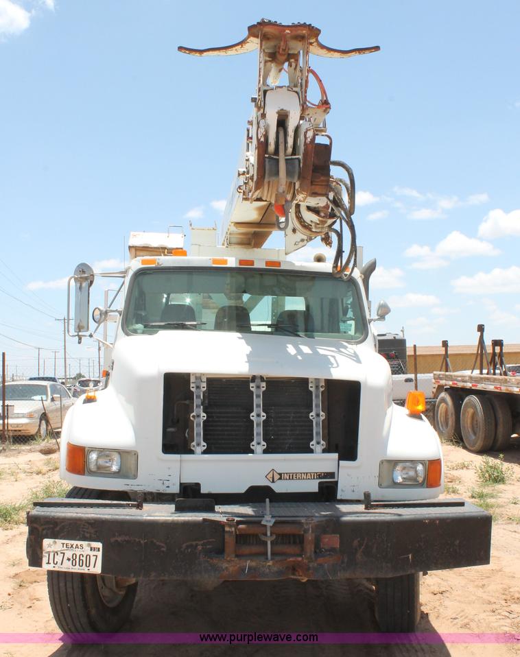 image for item L4289 2002 International 4800 digger derrick truck