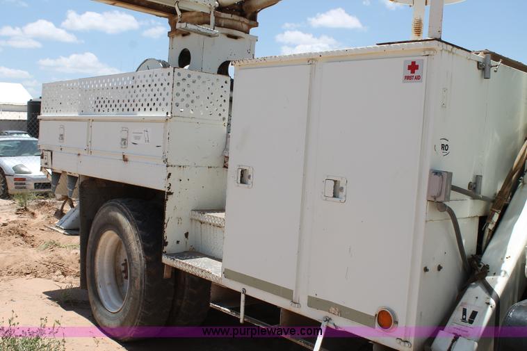 image for item L4289 2002 International 4800 digger derrick truck