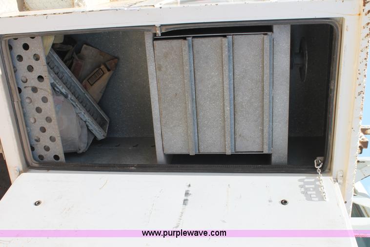 image for item L4289 2002 International 4800 digger derrick truck