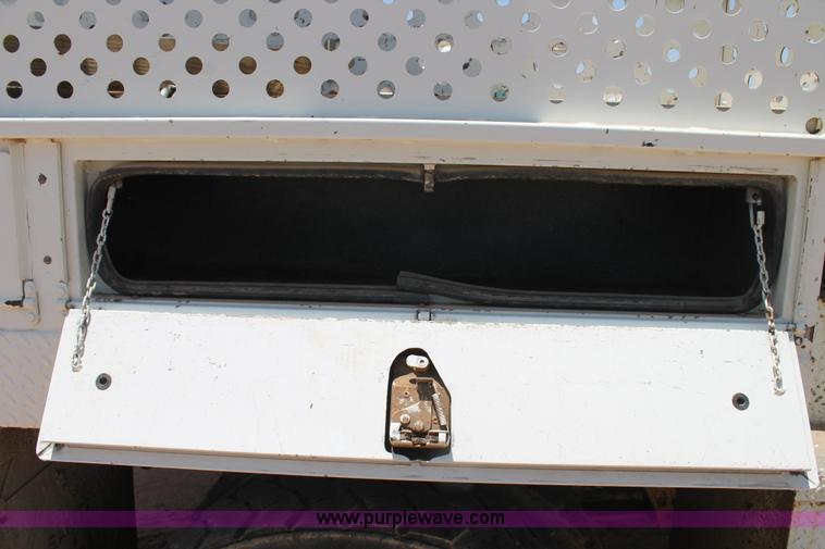 image for item L4289 2002 International 4800 digger derrick truck