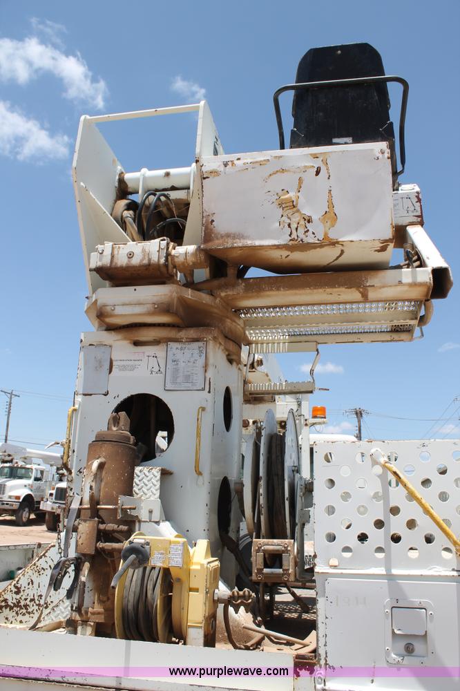 image for item L4289 2002 International 4800 digger derrick truck