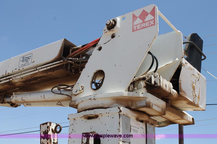 image for item L4289 2002 International 4800 digger derrick truck
