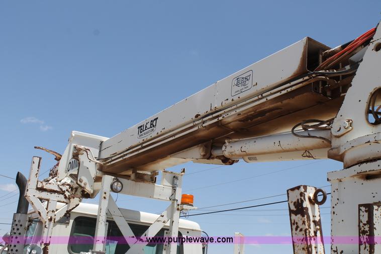 image for item L4289 2002 International 4800 digger derrick truck