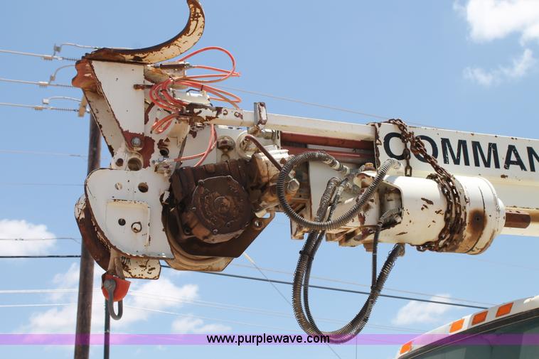 image for item L4289 2002 International 4800 digger derrick truck