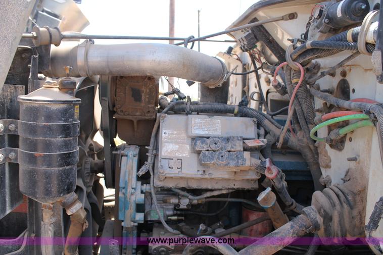 image for item L4289 2002 International 4800 digger derrick truck