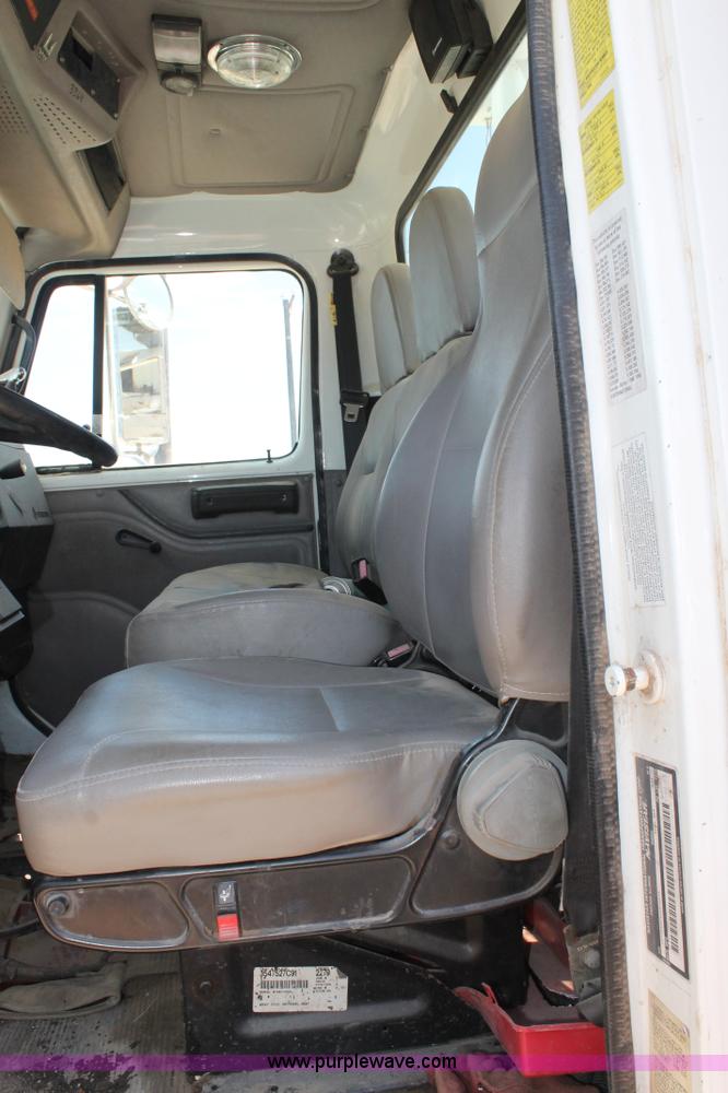 image for item L4289 2002 International 4800 digger derrick truck