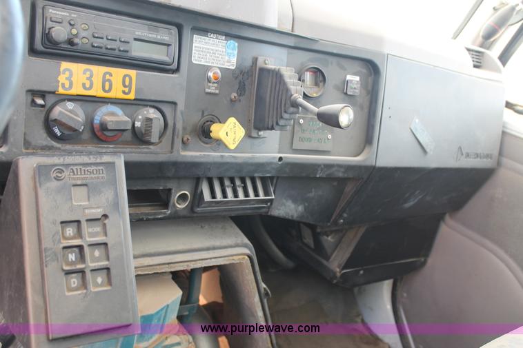 image for item L4289 2002 International 4800 digger derrick truck