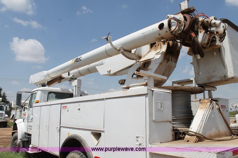 image for item L4305 2000 International 4800 bucket truck