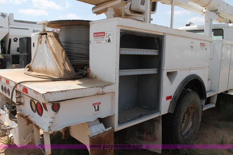 image for item L4305 2000 International 4800 bucket truck