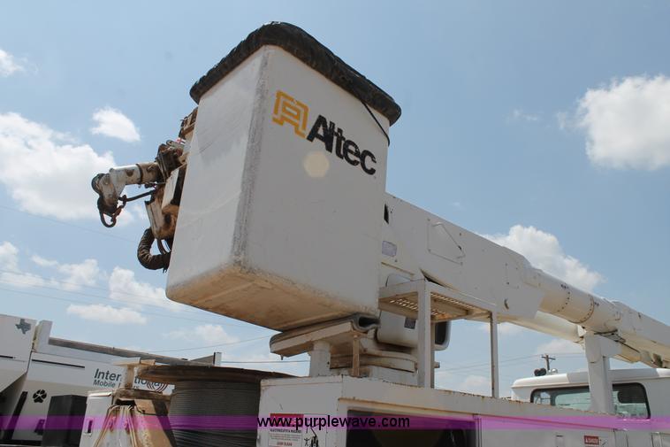 image for item L4305 2000 International 4800 bucket truck