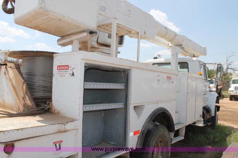 image for item L4305 2000 International 4800 bucket truck