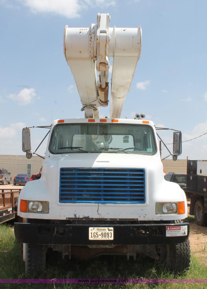 image for item L4305 2000 International 4800 bucket truck