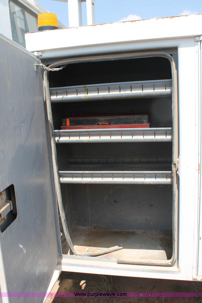 image for item L4305 2000 International 4800 bucket truck