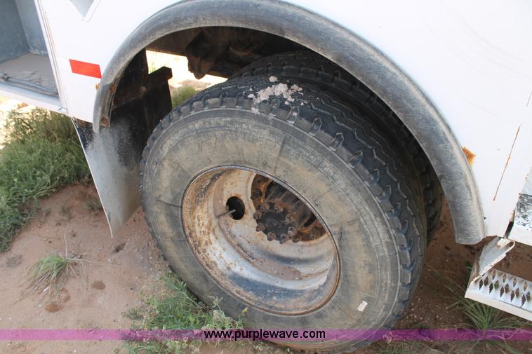 image for item L4305 2000 International 4800 bucket truck