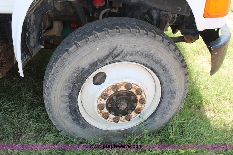 image for item L4305 2000 International 4800 bucket truck