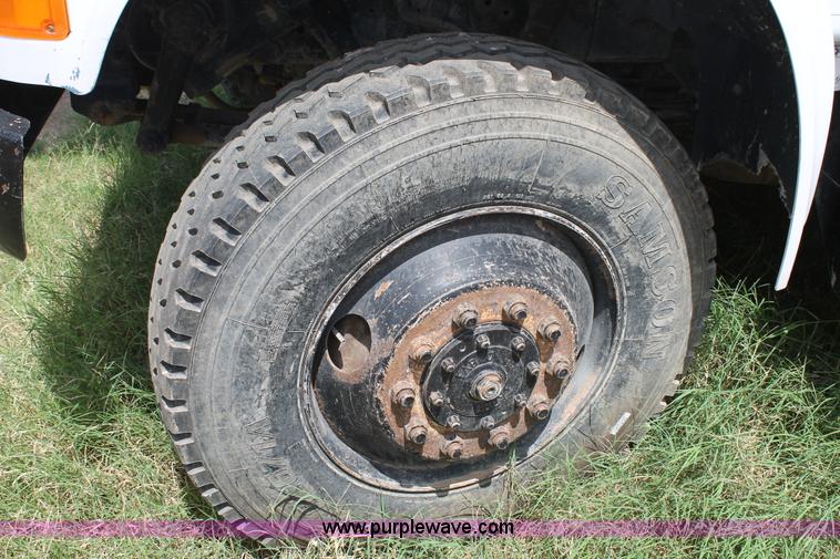 image for item L4305 2000 International 4800 bucket truck