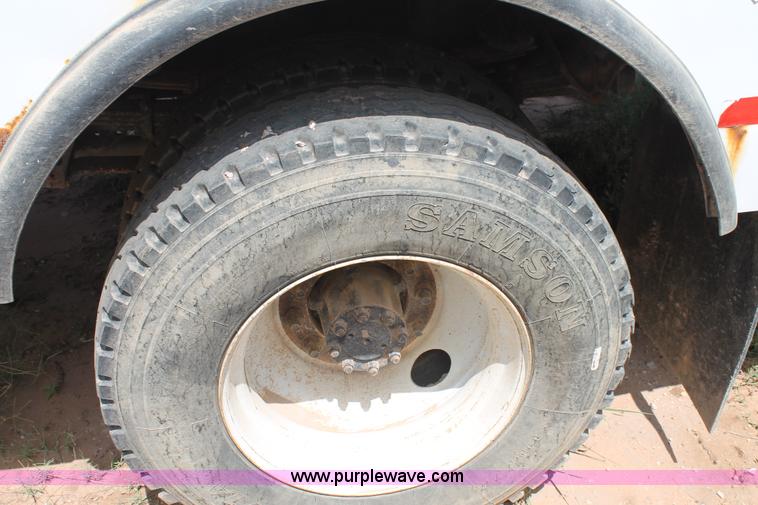 image for item L4305 2000 International 4800 bucket truck