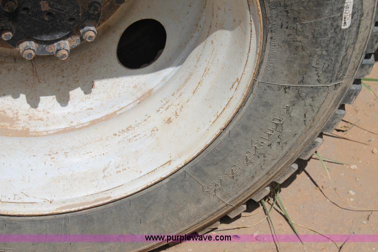 image for item L4305 2000 International 4800 bucket truck