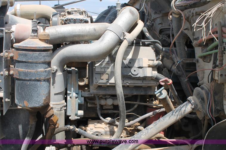 image for item L4305 2000 International 4800 bucket truck