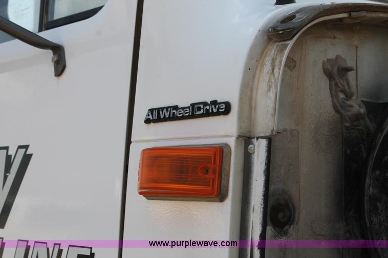 image for item L4305 2000 International 4800 bucket truck