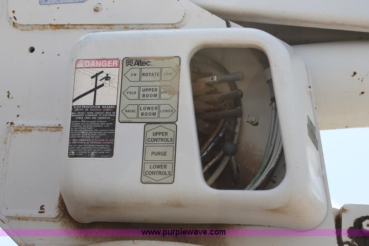 image for item L4305 2000 International 4800 bucket truck