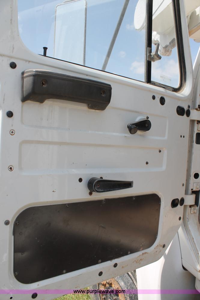 image for item L4305 2000 International 4800 bucket truck