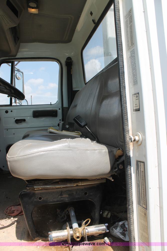 image for item L4305 2000 International 4800 bucket truck