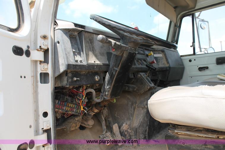 image for item L4305 2000 International 4800 bucket truck