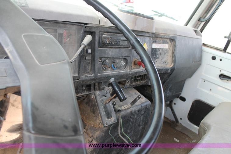 image for item L4305 2000 International 4800 bucket truck