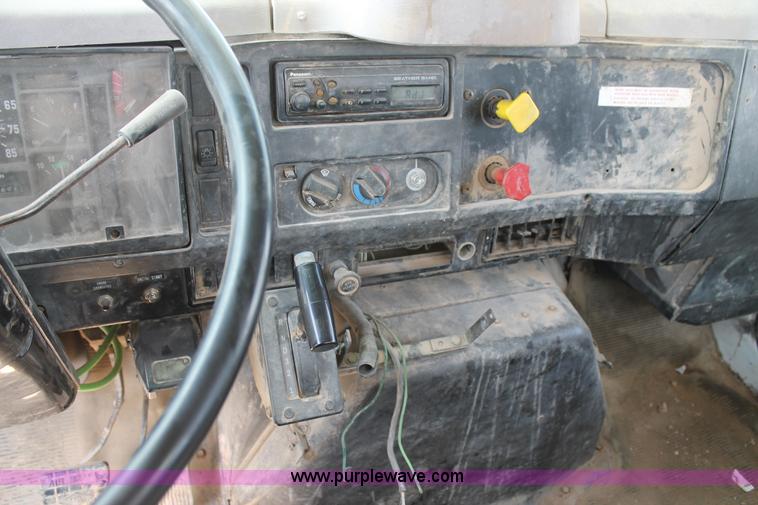 image for item L4305 2000 International 4800 bucket truck