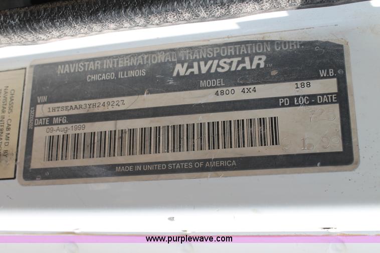 image for item L4305 2000 International 4800 bucket truck