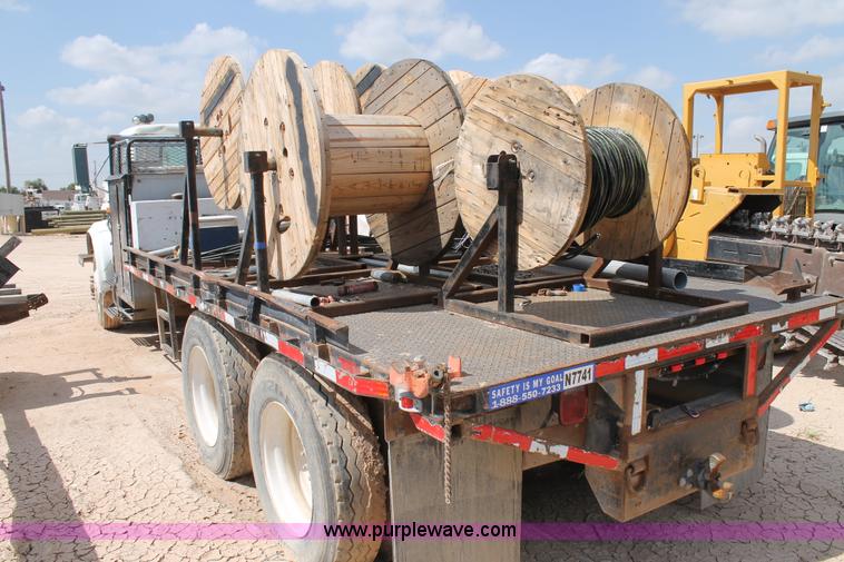 image for item L4325 1992 International 4900 flatbed truck