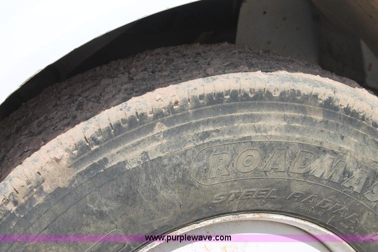 image for item L4325 1992 International 4900 flatbed truck