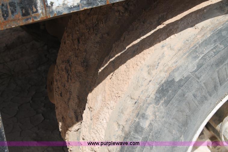 image for item L4325 1992 International 4900 flatbed truck