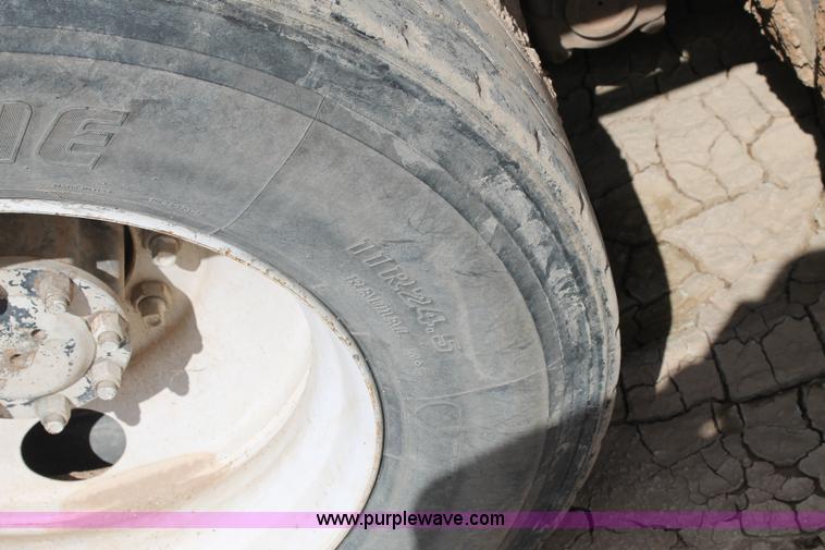 image for item L4325 1992 International 4900 flatbed truck