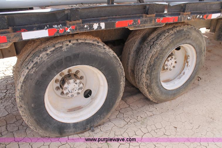 image for item L4325 1992 International 4900 flatbed truck