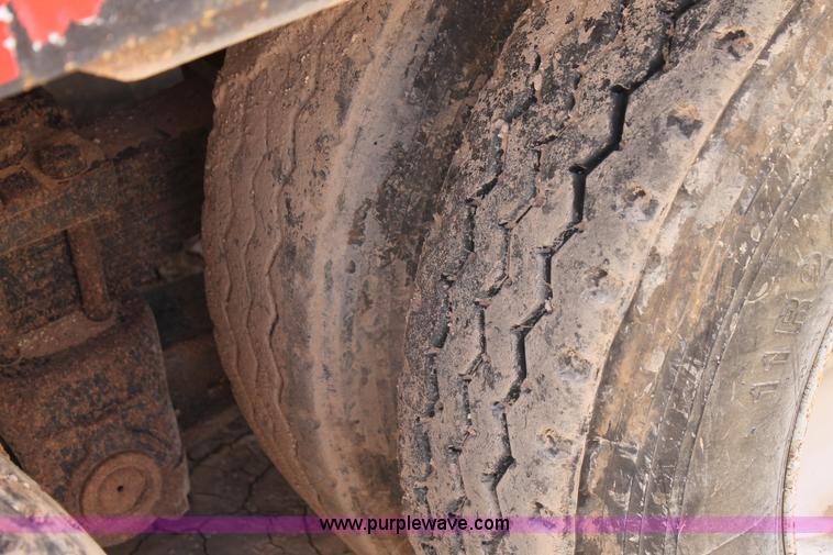 image for item L4325 1992 International 4900 flatbed truck