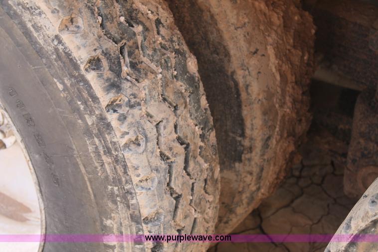 image for item L4325 1992 International 4900 flatbed truck