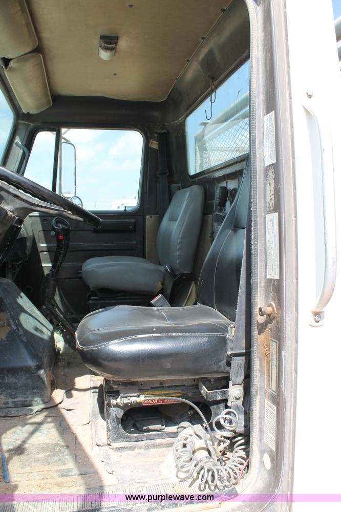 image for item L4325 1992 International 4900 flatbed truck