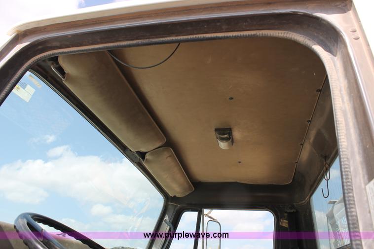 image for item L4325 1992 International 4900 flatbed truck