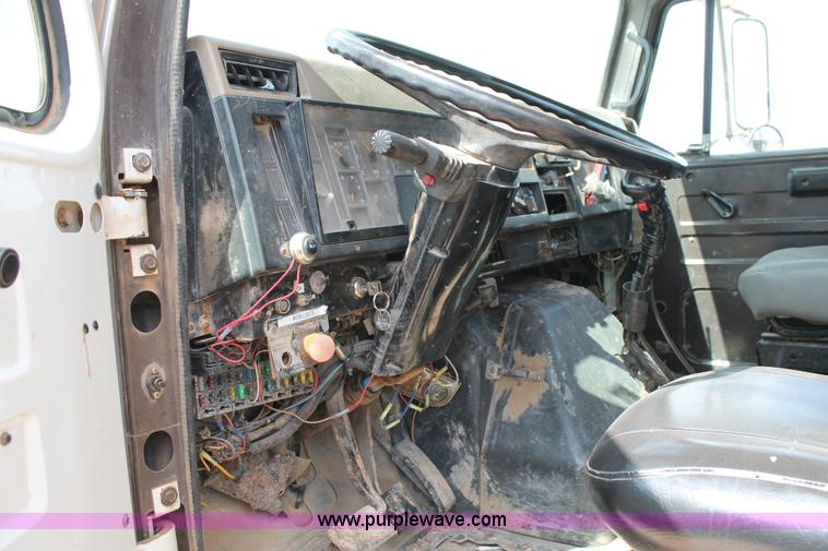 image for item L4325 1992 International 4900 flatbed truck