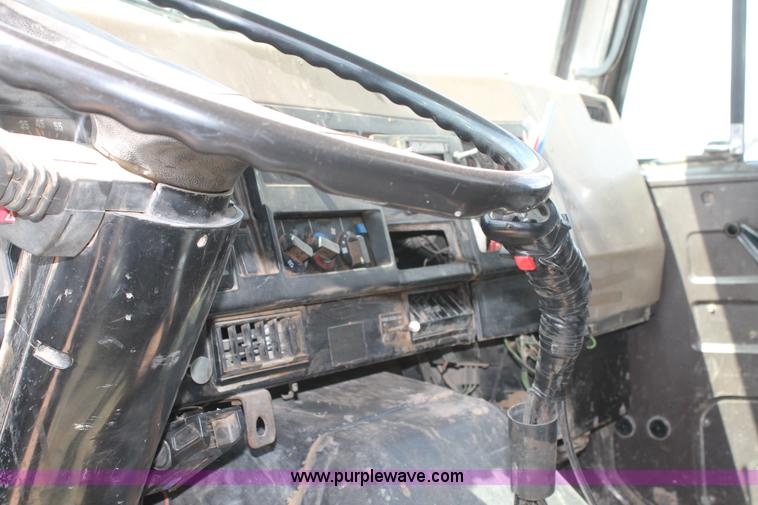 image for item L4325 1992 International 4900 flatbed truck