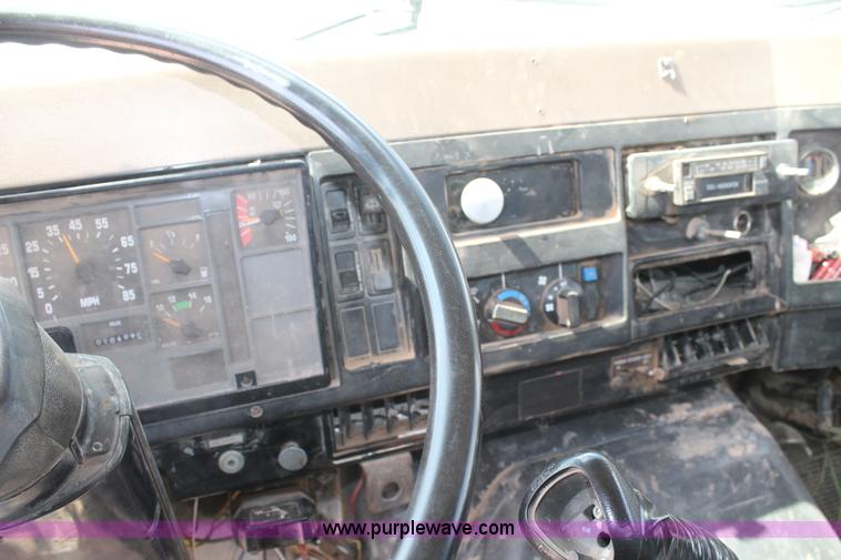 image for item L4325 1992 International 4900 flatbed truck