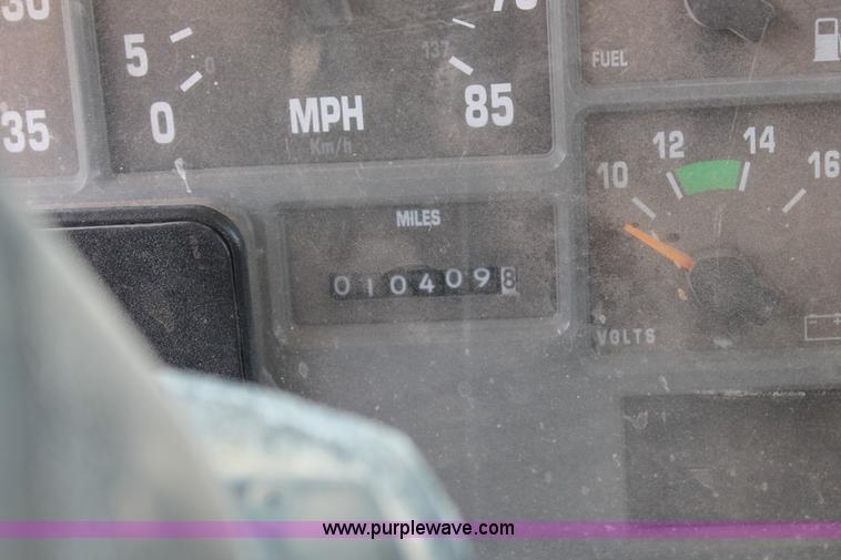 image for item L4325 1992 International 4900 flatbed truck