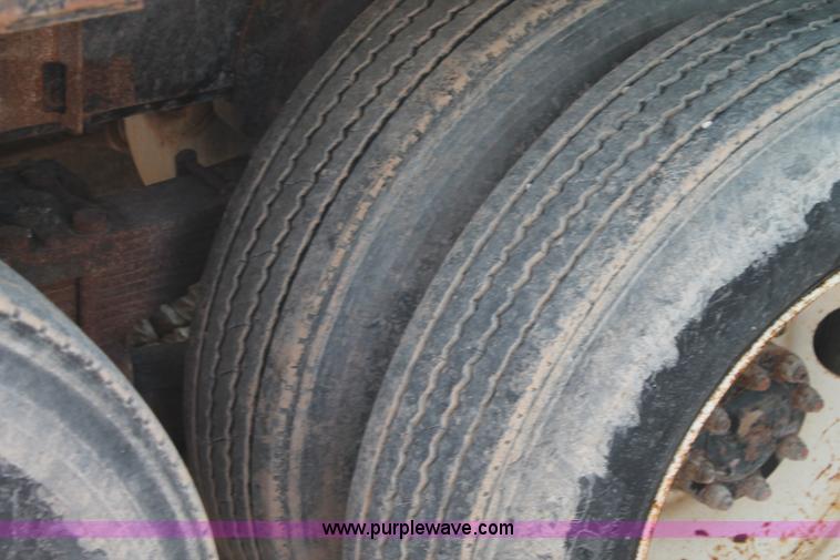 image for item L4326 1991 International 4900 flatbed truck