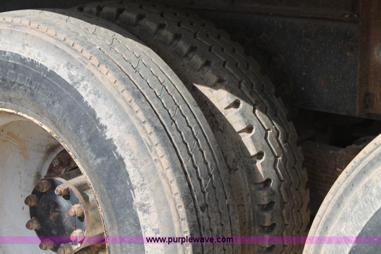 image for item L4326 1991 International 4900 flatbed truck