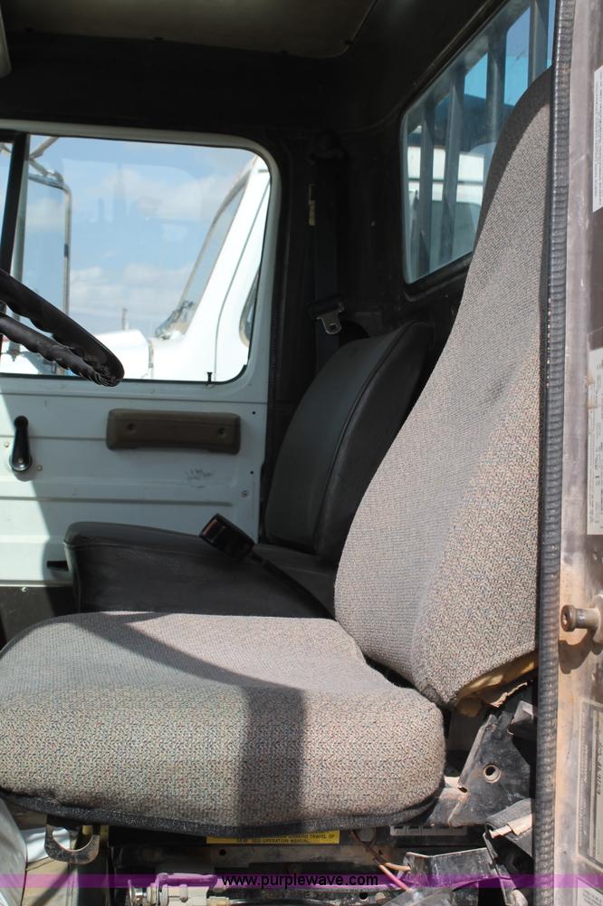 image for item L4326 1991 International 4900 flatbed truck