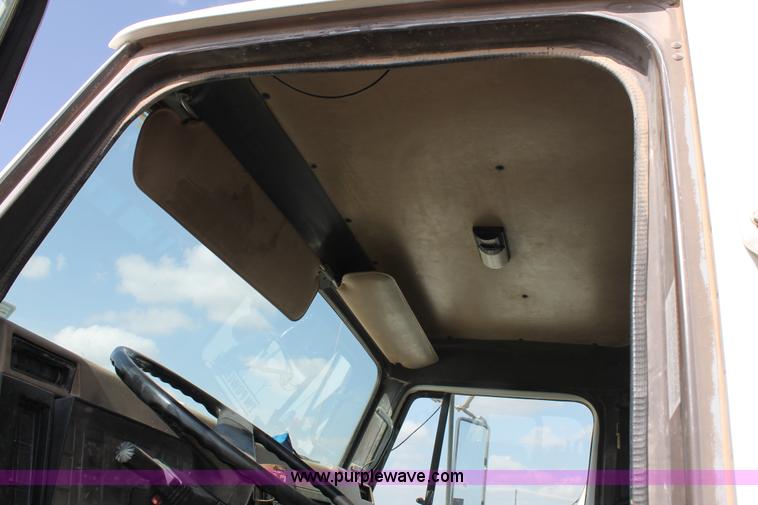 image for item L4326 1991 International 4900 flatbed truck