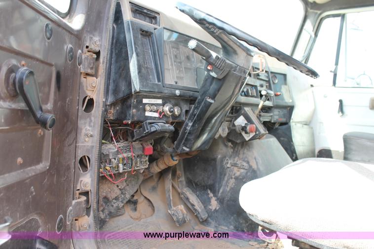 image for item L4326 1991 International 4900 flatbed truck